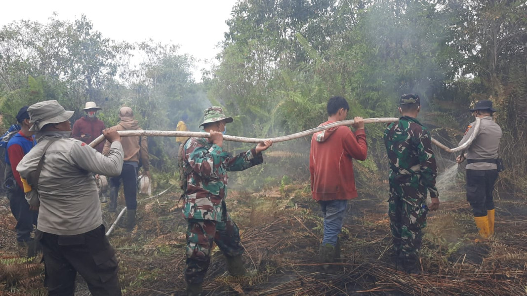 Respon Tanggap Tim Gabungan Padamkan Kebakaran Hutan dan Lahan di Desa Kerta Jaya