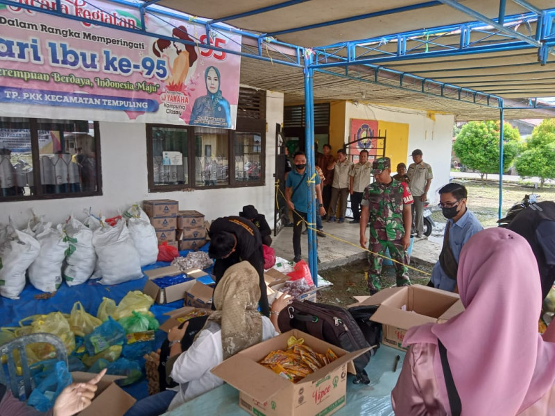 Babinsa 03/Tpl Amankan Pasar Murah yang diselenggarakan di Kecamatan Tempuling