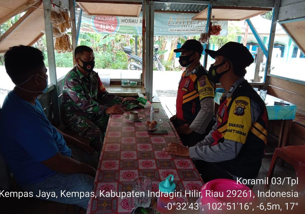 Wujud Sinergitas TNI-Polri, Babinsa dan Bhabinkamtibmas di Kempas Komsos bersama Warga