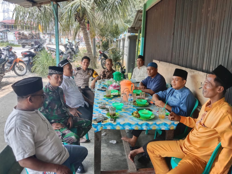 Diskusi Santai, Babinsa Koramil 09/Kmg Jaga Hubungan Baik Antar Sesama