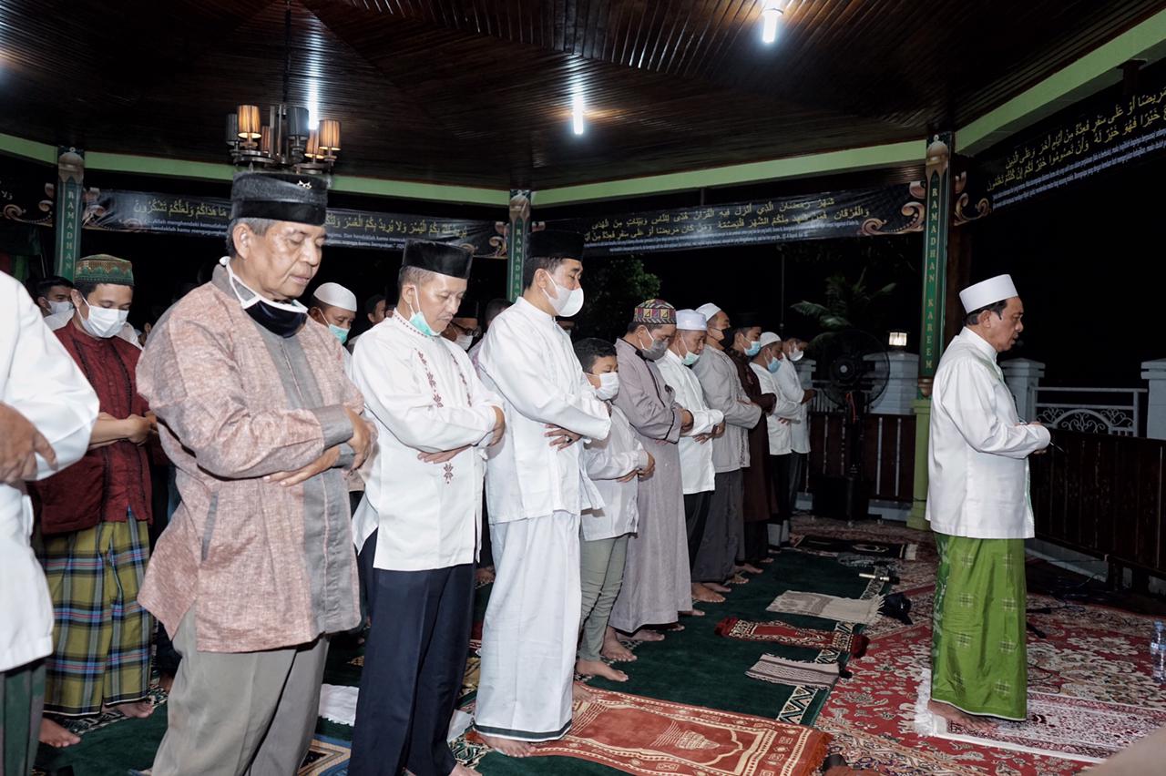 Bupati HM Wardan Imami Shalat Tarawih Bersama Kesbangpol Inhil dan Dinas Pariwisata Riau