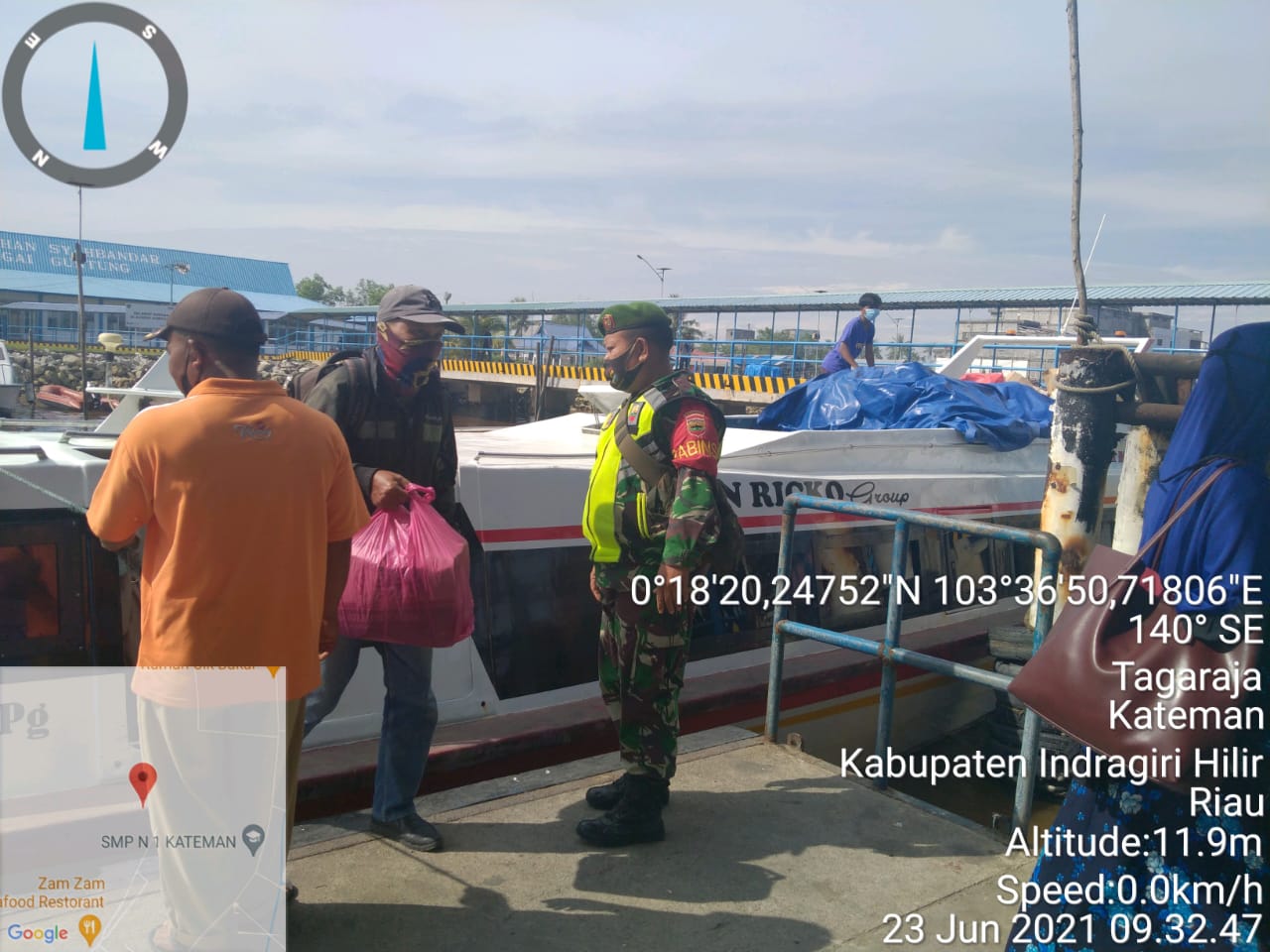 Sertu J Pasaribu Bersama Satgas Pantau Aktifitas Warga di Sekitar Pelabuhan HK