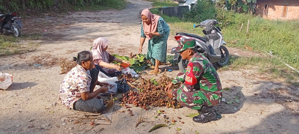 Babinsa Sertu Rizal Nasution Bantu Masyarakat Agar Terciptanya Kedekatan