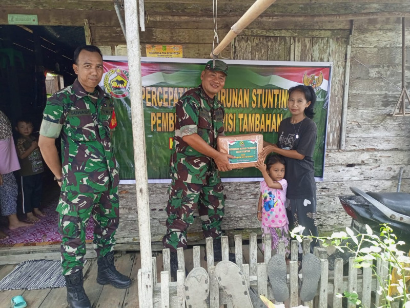 Danramil 04/Kuindra Dampingi Pemberian Nutrisi Tambahan Kepada Anak Stunting