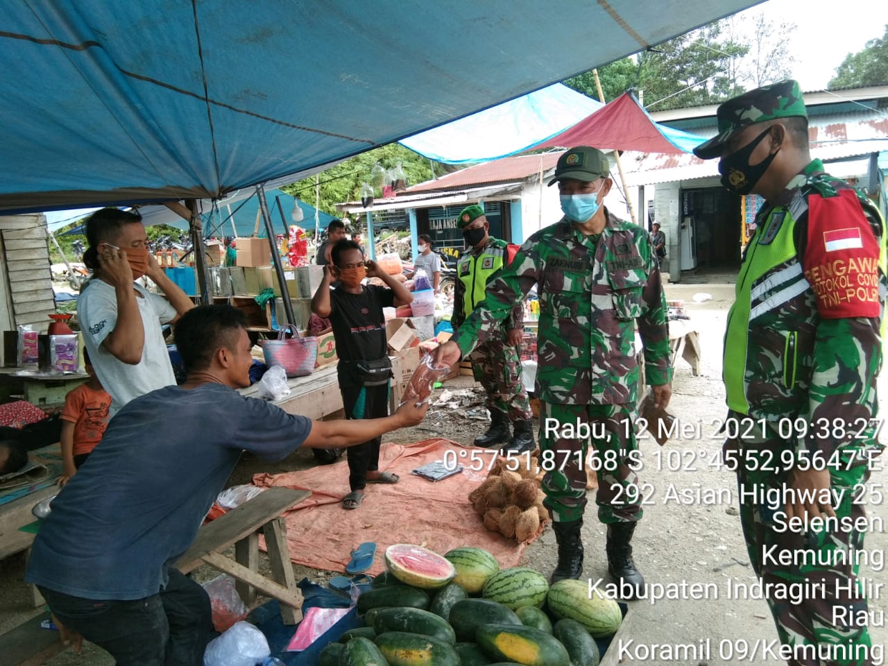 Pasar Selensen Padat Jelang Lebaran, Koramil 09/Kemuning Perketat Protkes