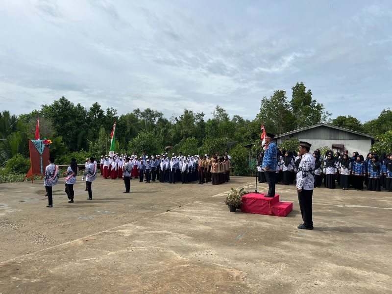 Pentingnya Pendidikan dan Kesehatan, Babinsa Koramil 04/Kdr Hadiri Upacara