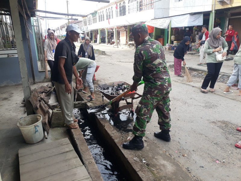 Peduli Kesehatan, Babinsa 05/Gas Bersama Warga Gotong Royong Bersihkan Pasar