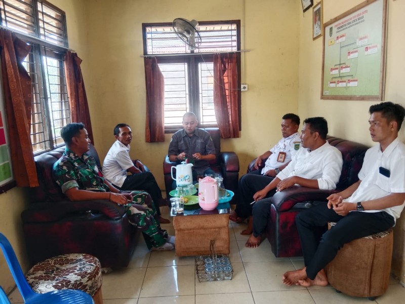 Babinsa Sertu Ramadhan Laksanakan Komsos untuk Meningkatkan Hubungan dengan Aparat Desa