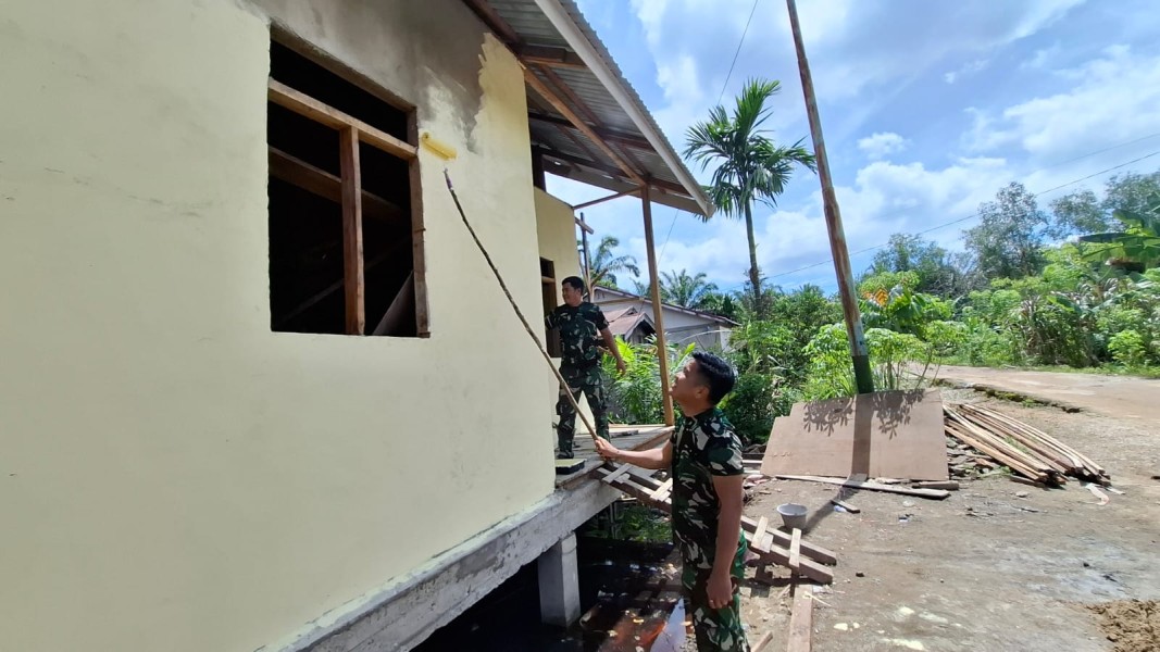 Berpacu Dengan Waktu, Kini Satgas TMMD Kodim 0314/Inhil Mulai Percantik Rumah Ibu Acil