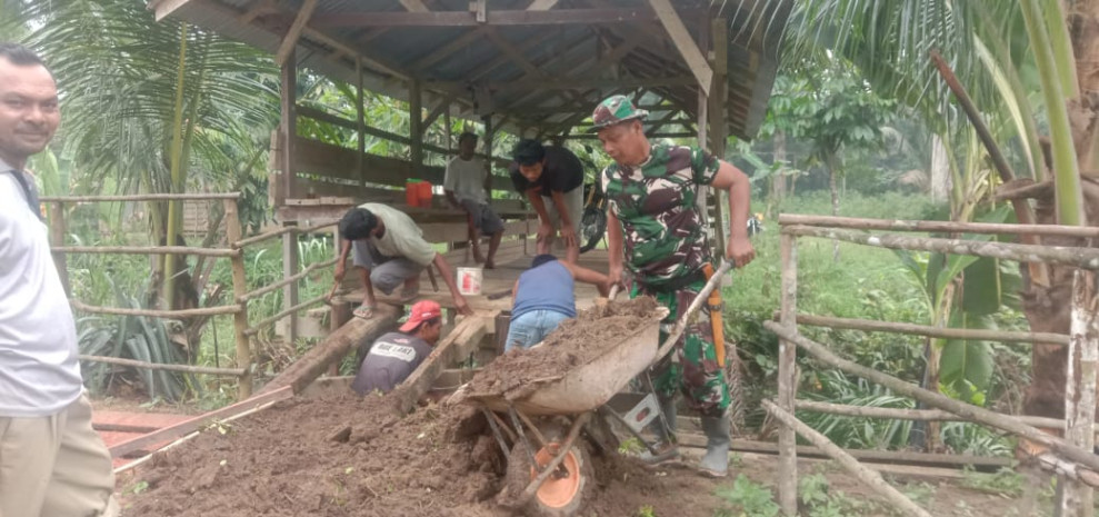 Babinsa Koramil 09/Kemuning Bersama Masyarakat Berupaya Memperbaiki Jembatan Yang Putus