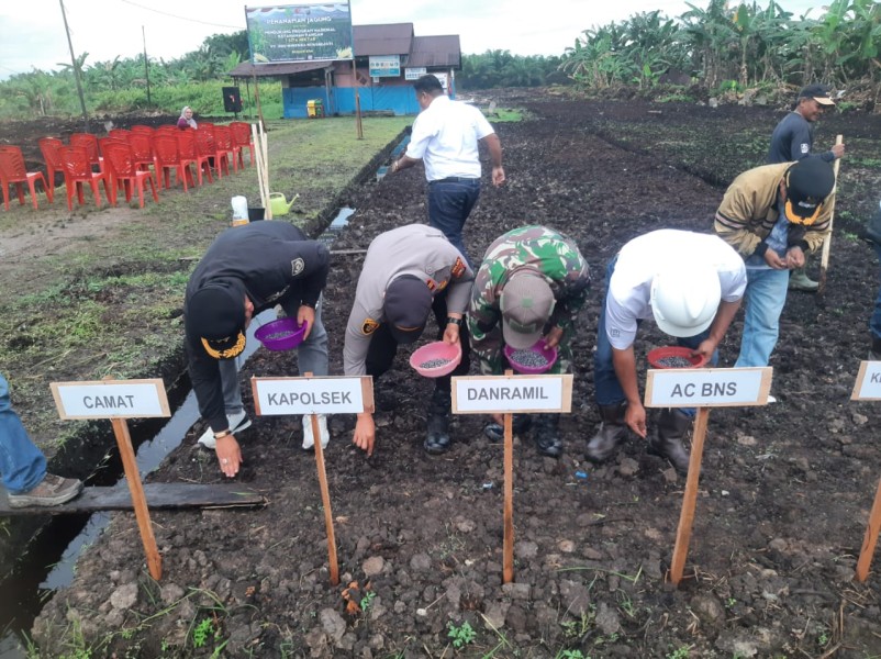 Kapolsek Bersama Forkopincam Pelangiran Sukseskan Penanaman Jagung  Perdana Serentak 1 Juta Hektare
