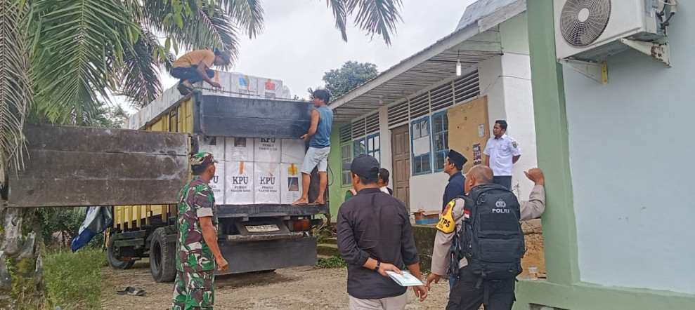 Danramil 09/Kemuning Kapten Inf A. Siregar Bantu Awasi Pendistribusian Logistik Pemilu di Gudang PPK Kecamatan Kemuning