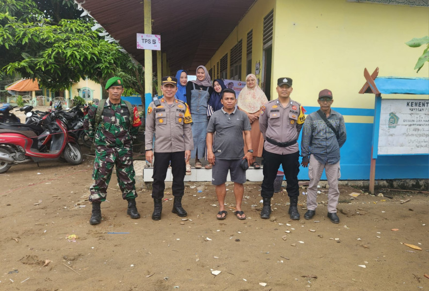 Kapolsek Kempas Tinjau Seluruh TPS di Kec. Kempas pada Hari Pencoblosan