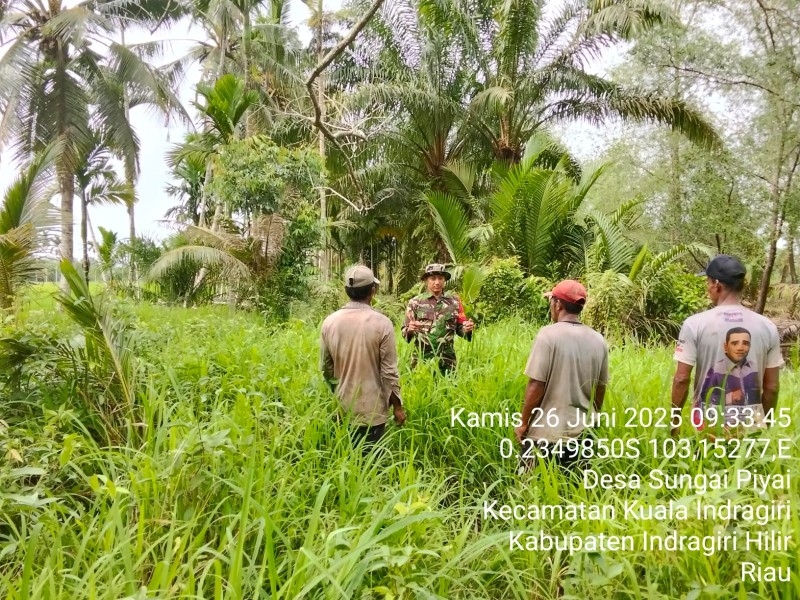 Patroli dan Sosialisasi Karhutla di Desa Sungai Piyai: Babinsa dan Masyarakat Bersinergi untuk Mengantisipasi Kebakaran Hutan dan Lahan