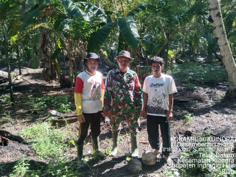 Pencegahan Karhutla Bersama Babinsa Koramil 04/Kuindra Dengan Masyarakat Binaan