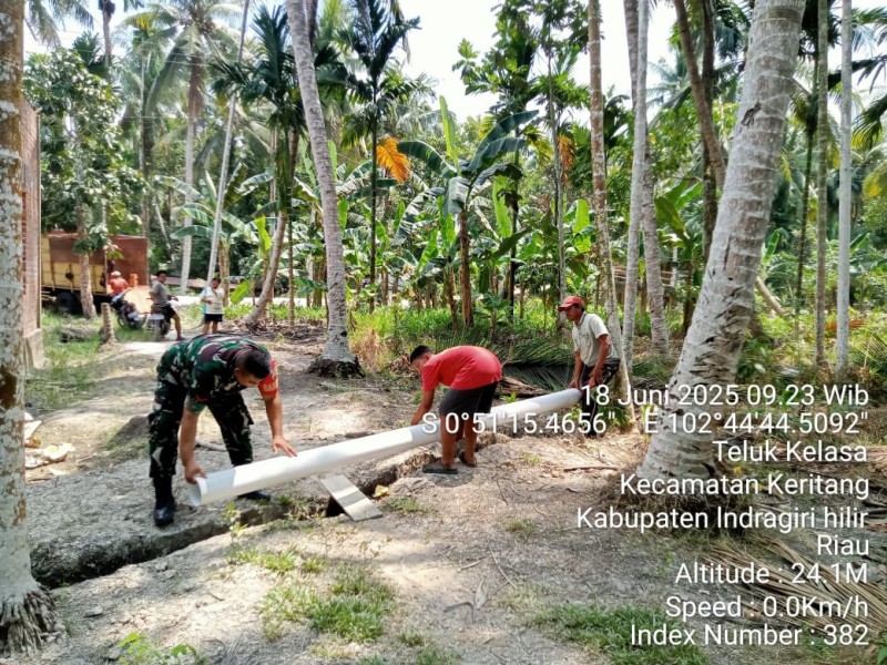 Goro: Babinsa dan Warga Desa Teluk Kelasa Bersinergi