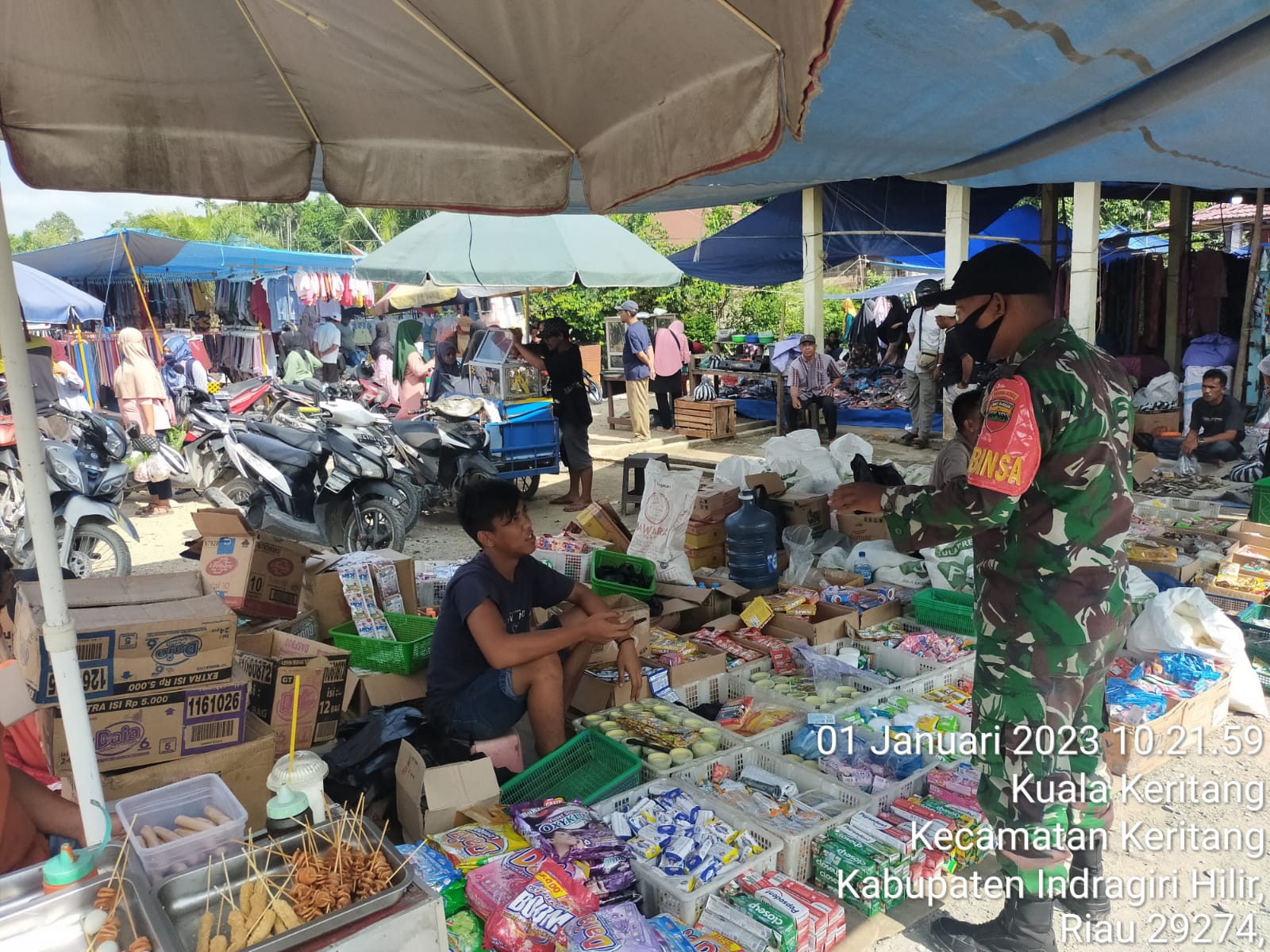 Personel Koramil 09/Kemuning Terus Lakukan Penerapan Prokes Kepada Warga