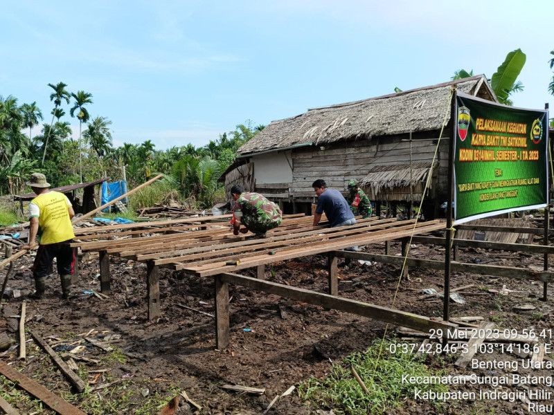 Anggota Koramil 07/Reteh Bantu Ringankan Masyarakat Untuk Bedah Rumah