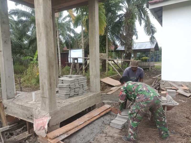 Babinsa 03/Tpl dan Warga Desa Karya Tunas Jaya Terus Maksimalkan Gotong Royong Bangun MCK Umum