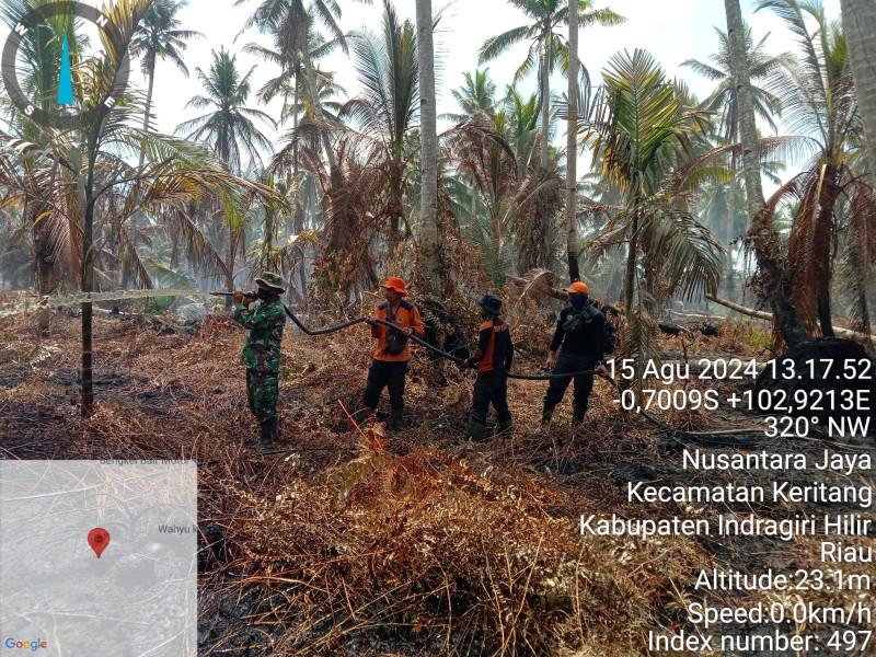 Babinsa Koramil 09/Kmg Bersama Tim Gabungan Lakukan Pendinginan Terhadap Lahan yang Terbakar