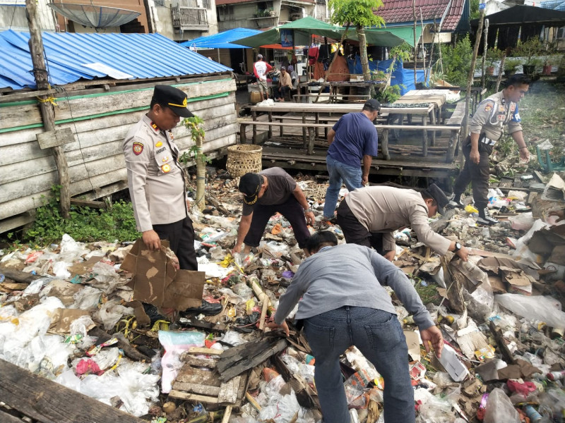 Personil Polsek Dan Forkopincam Gotong Royong di Kelurahan Kuala Lahang Kecamatan Gaung