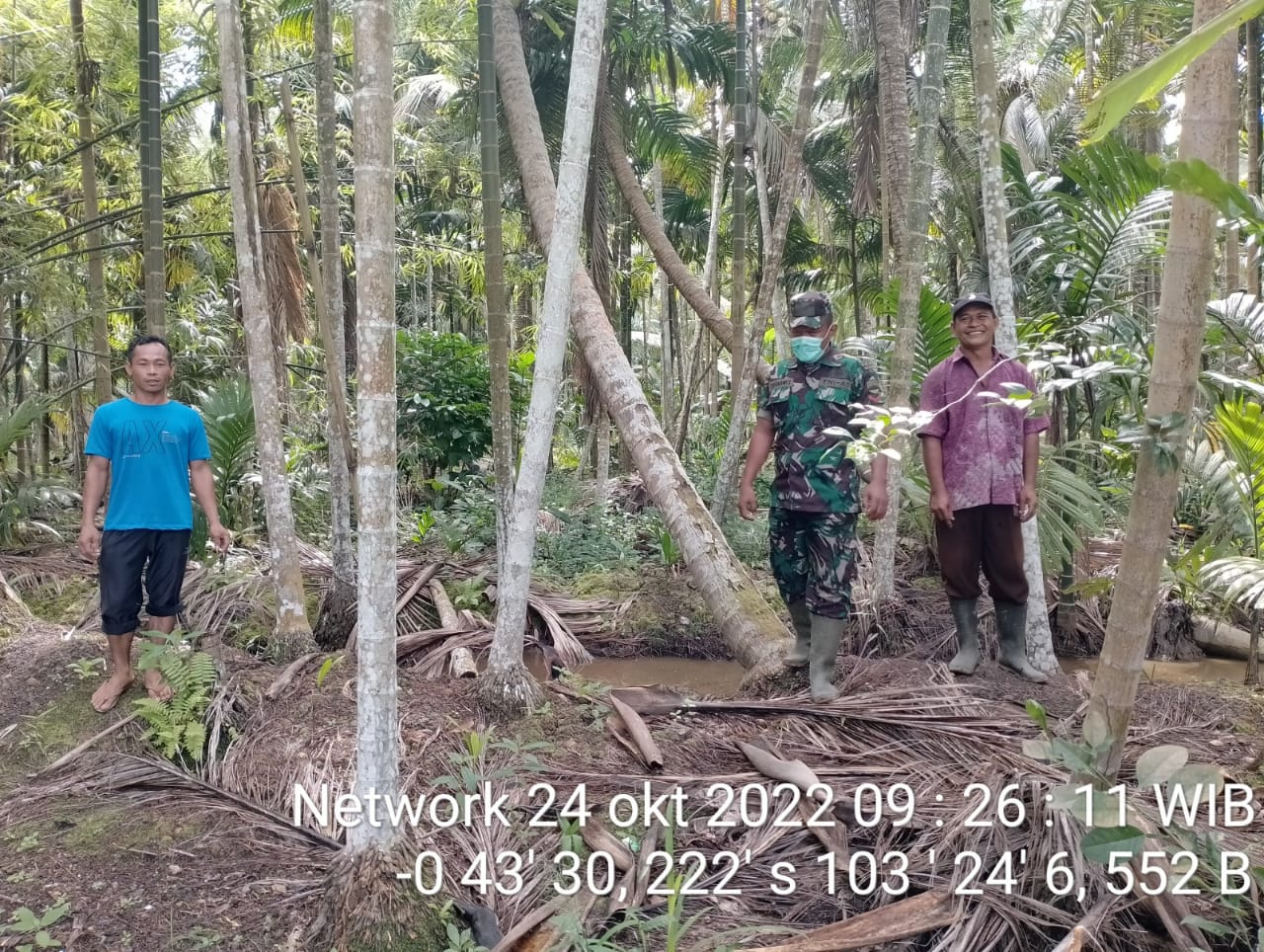 Bersama Warga, Babinsa Koramil 07/Reteh Turun Ke Wilayah Untuk Lakukan Patroli