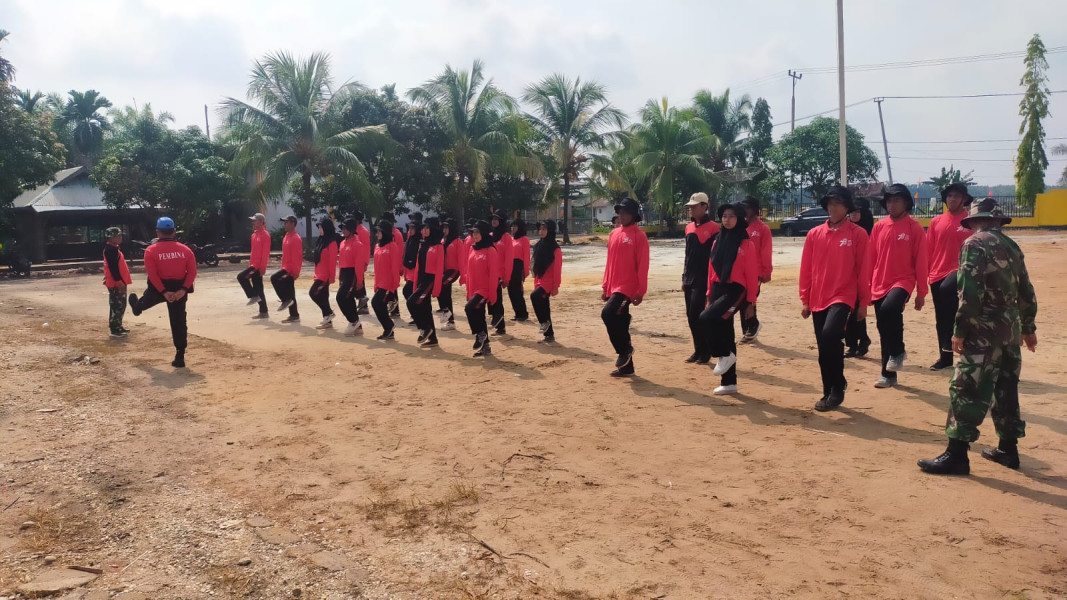 Babinsa 03/Tpl Semangat Latih Siswa Siswi Paskibraka HUT RI Ke-78