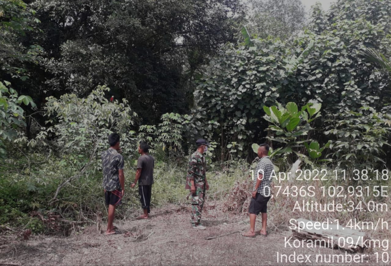 Babinsa Koramil 09/Kemuning Lakukan Patroli dan Sosialisasi Karhutla Di Desa Nusantara Jaya