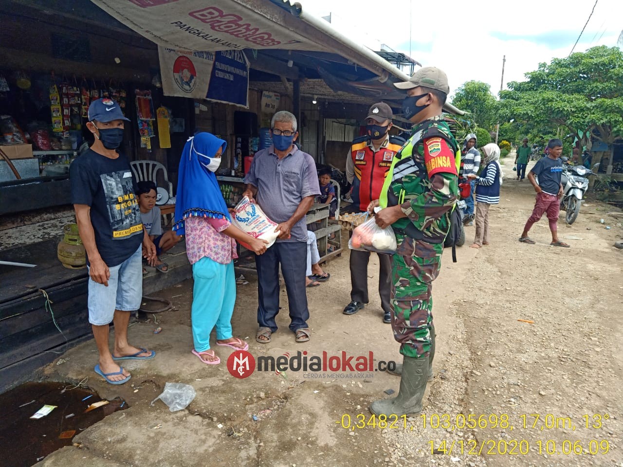 Serda A Sidik Bantu Penyaluran BPNT Tahap 10 di Desa Kuala Sebatu