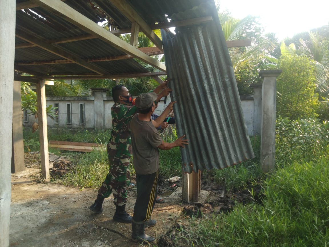 Babinsa Koramil 04/Kuindra Bantu Warga Robohkan Rumahnya untuk Direhab