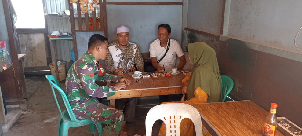 Efektifkan Komsos, Babinsa Kelurahan Pangkalan Tujuh Koramil 03/Tpl Sambangi Tomas di Wilayah Binaannya