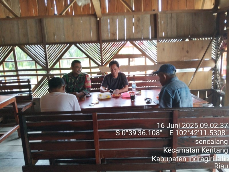 Babinsa Koramil 09/Kemuning Lakukan Komsos dengan Masyarakat Desa Sencalang