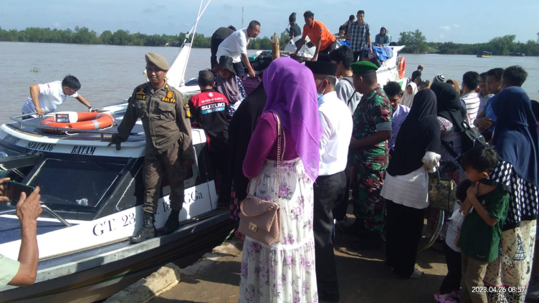 Babinsa Koramil 07/Reteh Laksanakan Pengamanan Pos Ketupat Lancang Kuning di Daerah