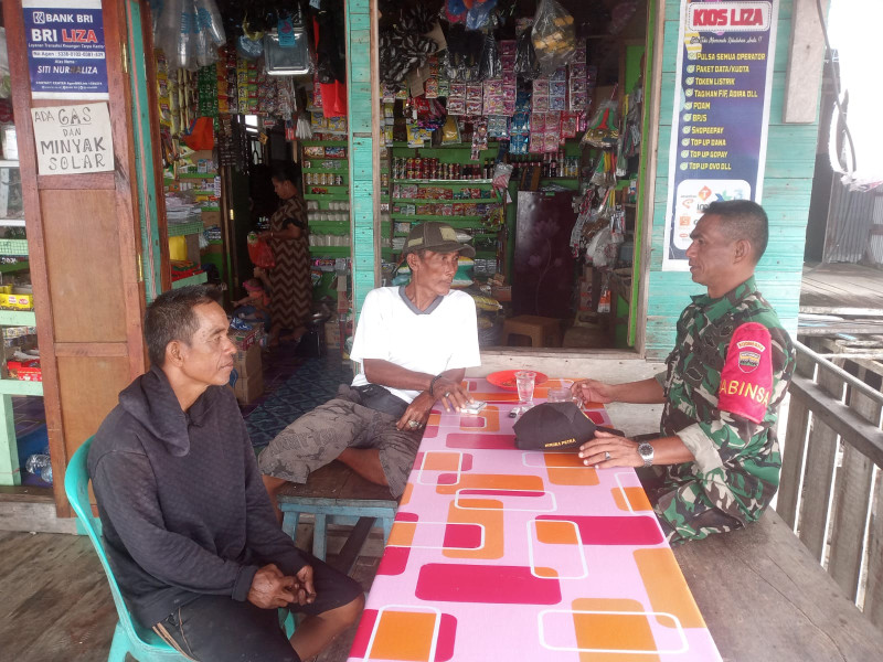 Wujudkan Situasi Nyaman, Babinsa Serka Hendra Putra Jaga Kamtibmas Jelang 17 Agustus