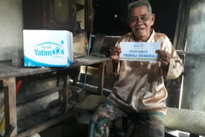 Hidup Sebatangkara, Muhammad Nur Bahagia Terima Bantuan Rumah Yatim