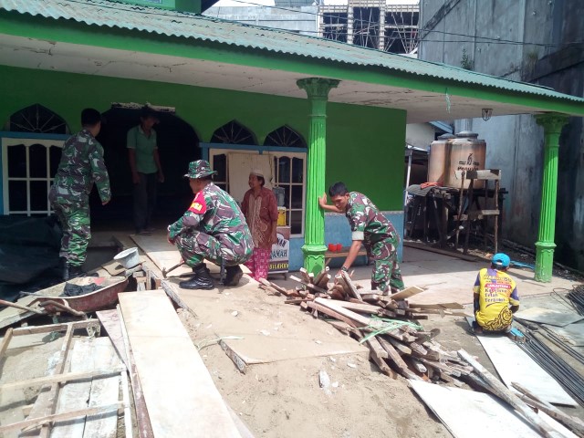 Jum'at Bersih, Babinsa Koramil 01/Tembilahan Goro Bersama Masyarakat di Surau Al-Istiqomah
