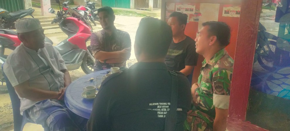 Babinsa Koramil 07/Reteh Laksanakan Komsos dengan Tokoh Agama