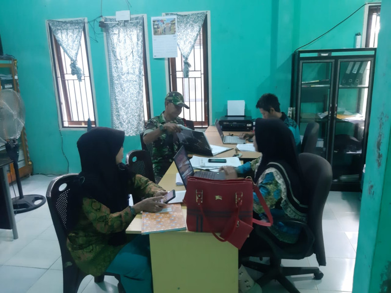 Babinsa Koramil 07/Reteh Tingkatkan Hubungan Baik dengan Aparatur Pemerintahan di Pulau Kecil