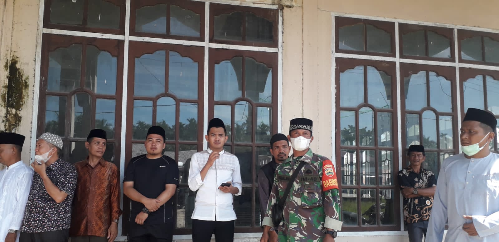 Upaya Babinsa Koramil 09/Kemuning Tegakkan Komunikasi Sosial Bersama Warga