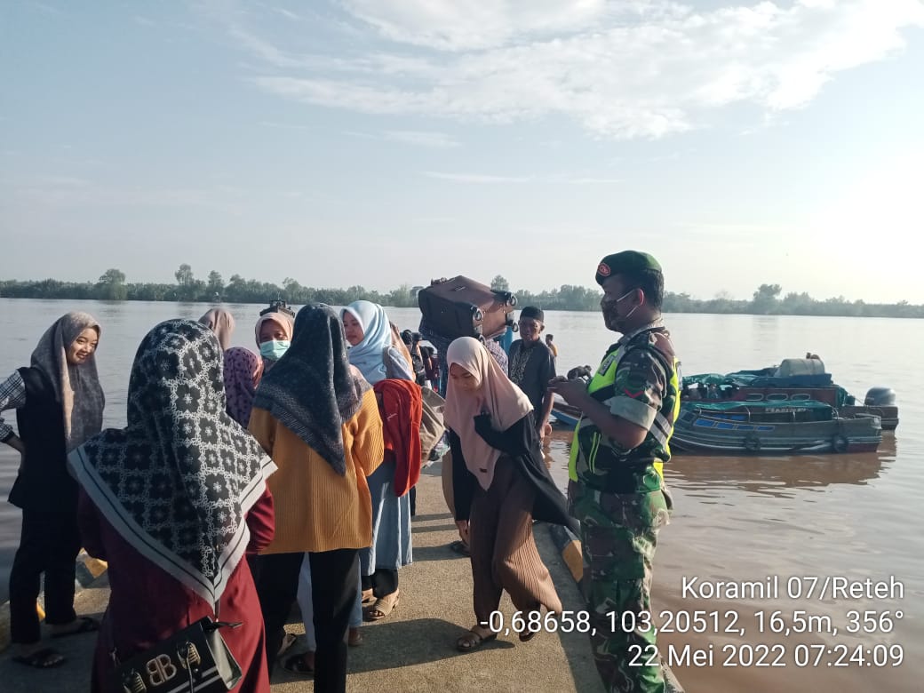 Tegakkan Posko Penegakan Disiplin Prokes Terhadap Penumpang Pelabuhan Oleh Koramil 07/Reteh