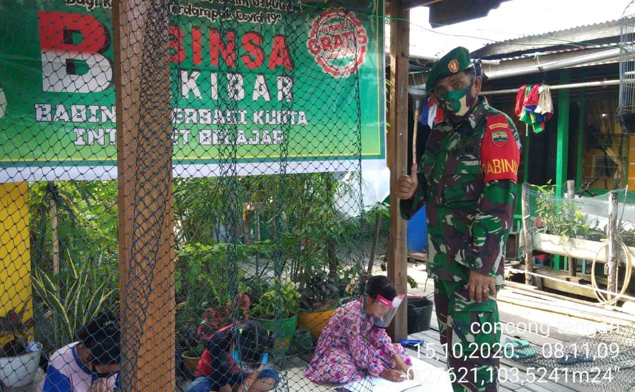 Peduli Pendidikan, Babinsa BERKIBAR di 04/Kuindra Mudahkan Siswa Dalam Belajar Daring