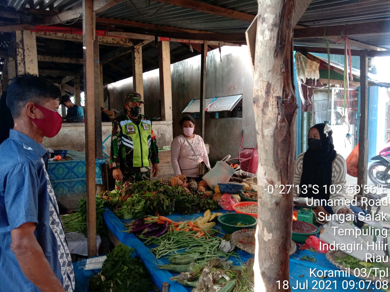 Ini yang dilakukan Babinsa 03/Tempuling, Cegah Penularan Covid-19 di Pasar Sungai Salak 