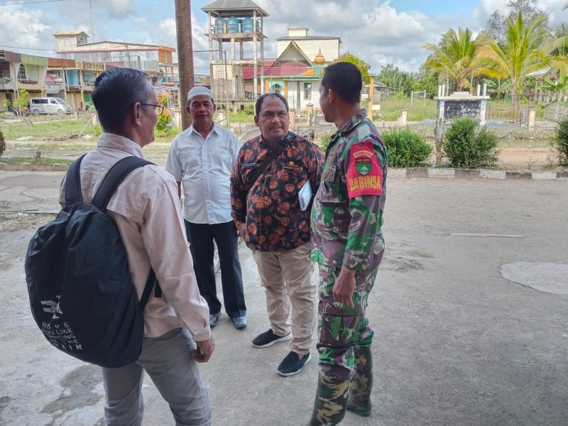 Babinsa Koramil 07/Reteh Rutin Gelar Komsos dengan Warga Desa Sanglar