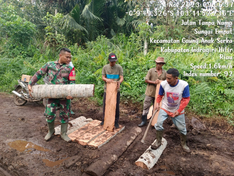 Kompak, Babinsa Goro Bersama Warga Binaan Perbaiki Jalan Desa Kelurahan Sungai Empat