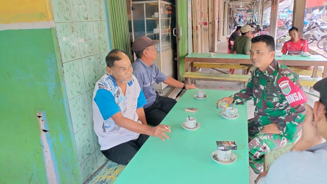 Babinsa Koramil 05/Gas Himbau Masyarakat Jaga Lingkungan dan Keamanan