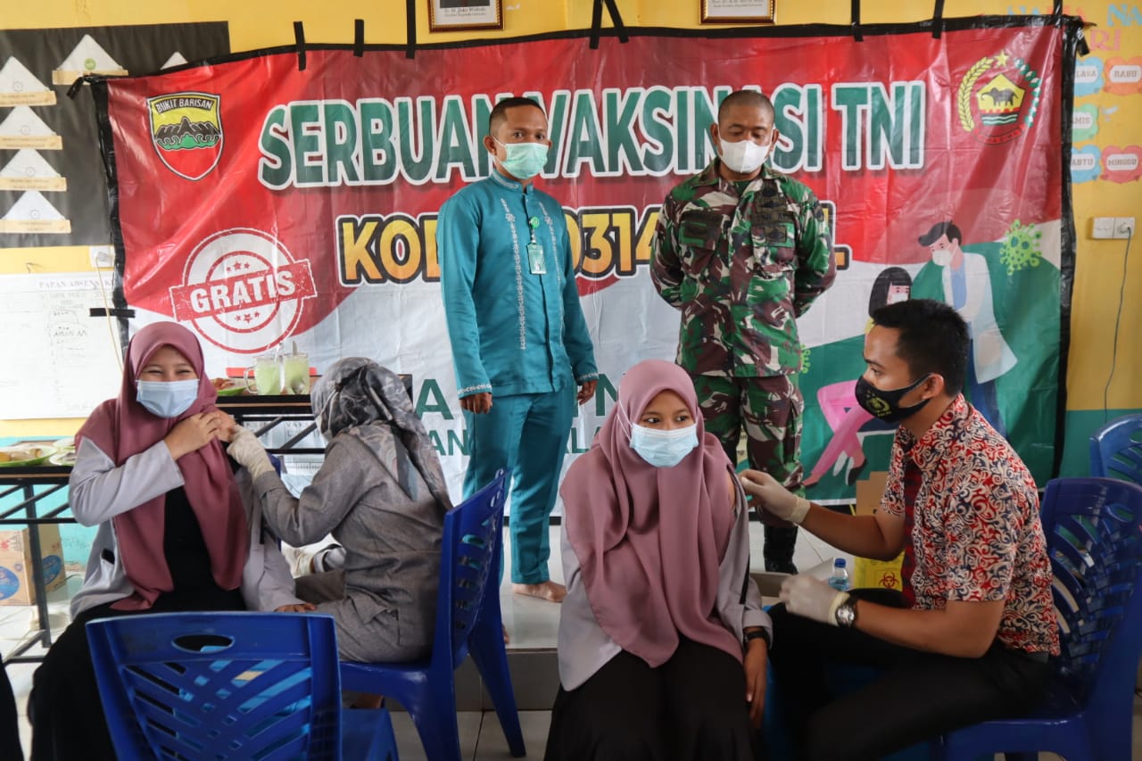 Danramil 09/Kemuning Pantau Langsung Pelaksanaan Serbuan Vaksinasi TNI di Ponpes Anwar Ulum 