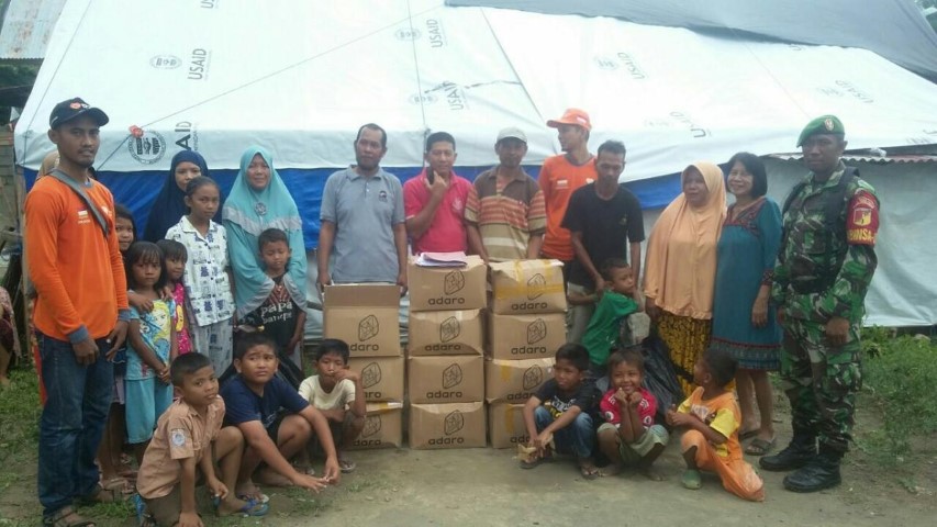 Prajurit TNI Kogasgabpad Bantu Distribusikan Logistik Pengungsi di Palu