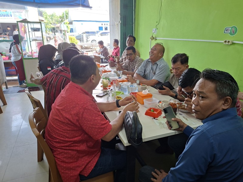 Penuh Keakraban, Humas Polres Inhil dan para Wartawan Ngopi Bareng