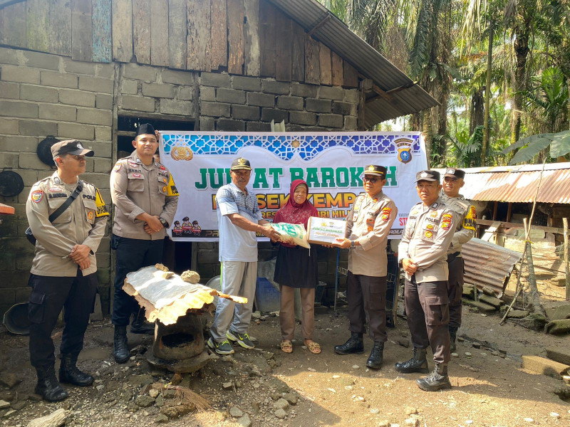 Jum'at Barokah Polsek Kempas Peduli Terhadap Sesama Dengan Berbagi Sembako