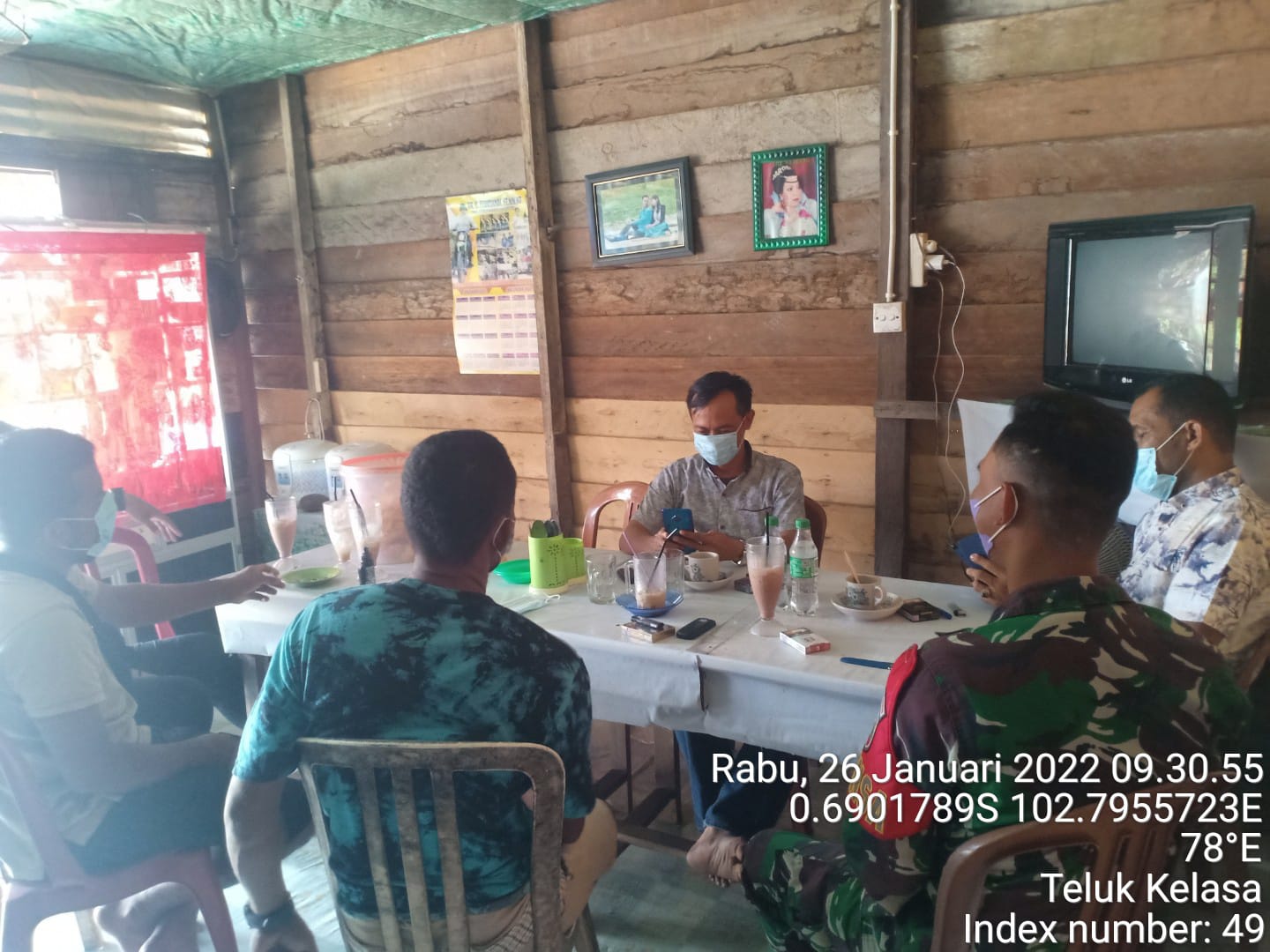 Babinsa 09/Kemuning Melakukan Komsos Bersama Warga Desa Teluk Kelasa